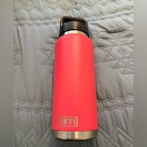 Yeti RAMBLER®
36 OZ WATER BOTTLE
WITH COLOR-BLOCKED CHUG CAP
